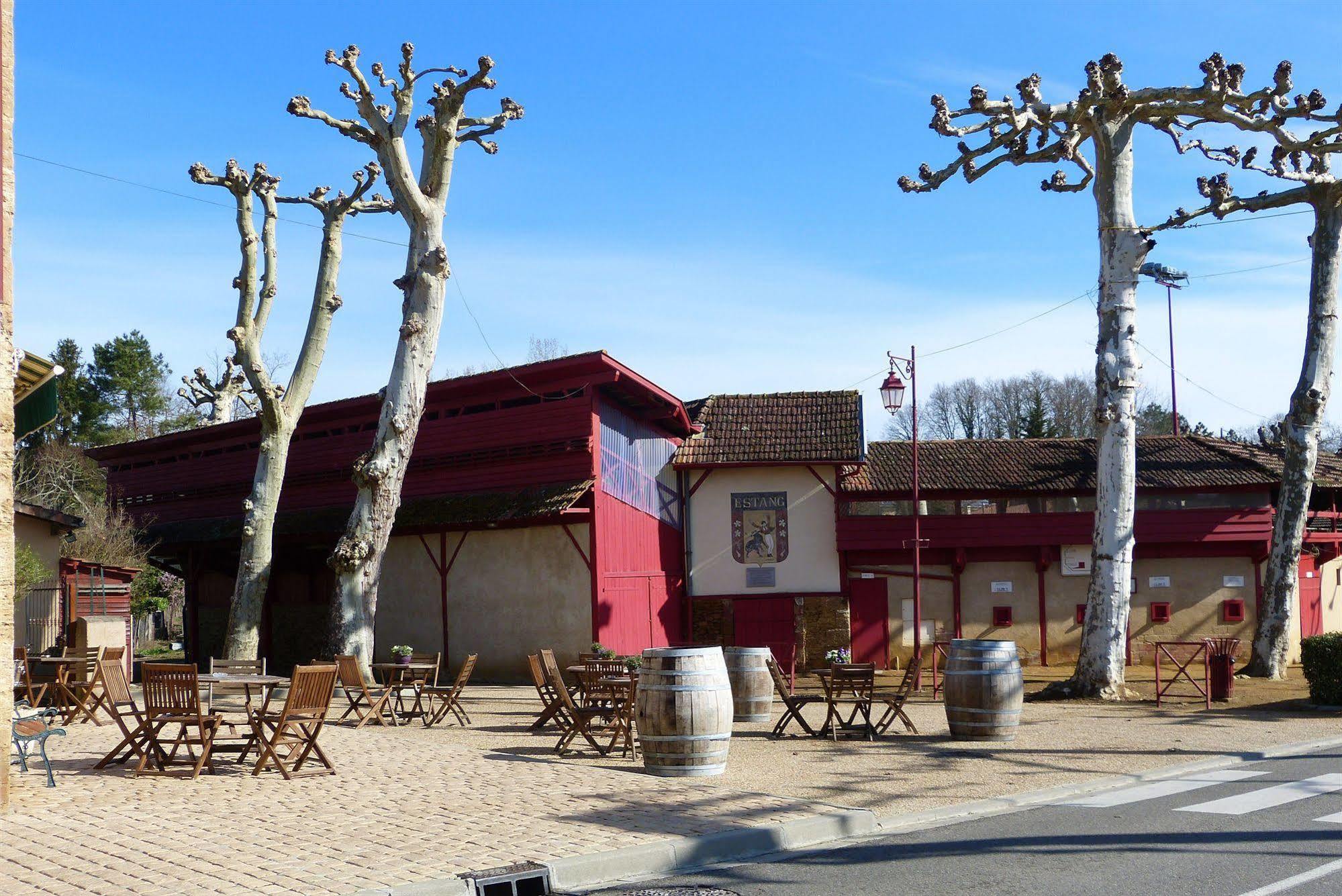 Hotel Restaurant Du Commerce Estang Exterior photo